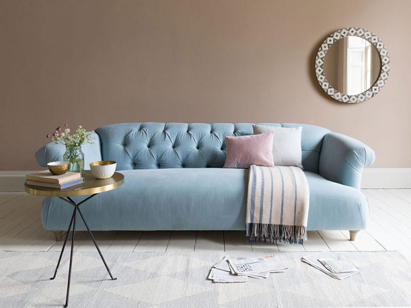 Làm thế nào để tạo kiểu cho một chiếc ghế sofa màu xanh lam